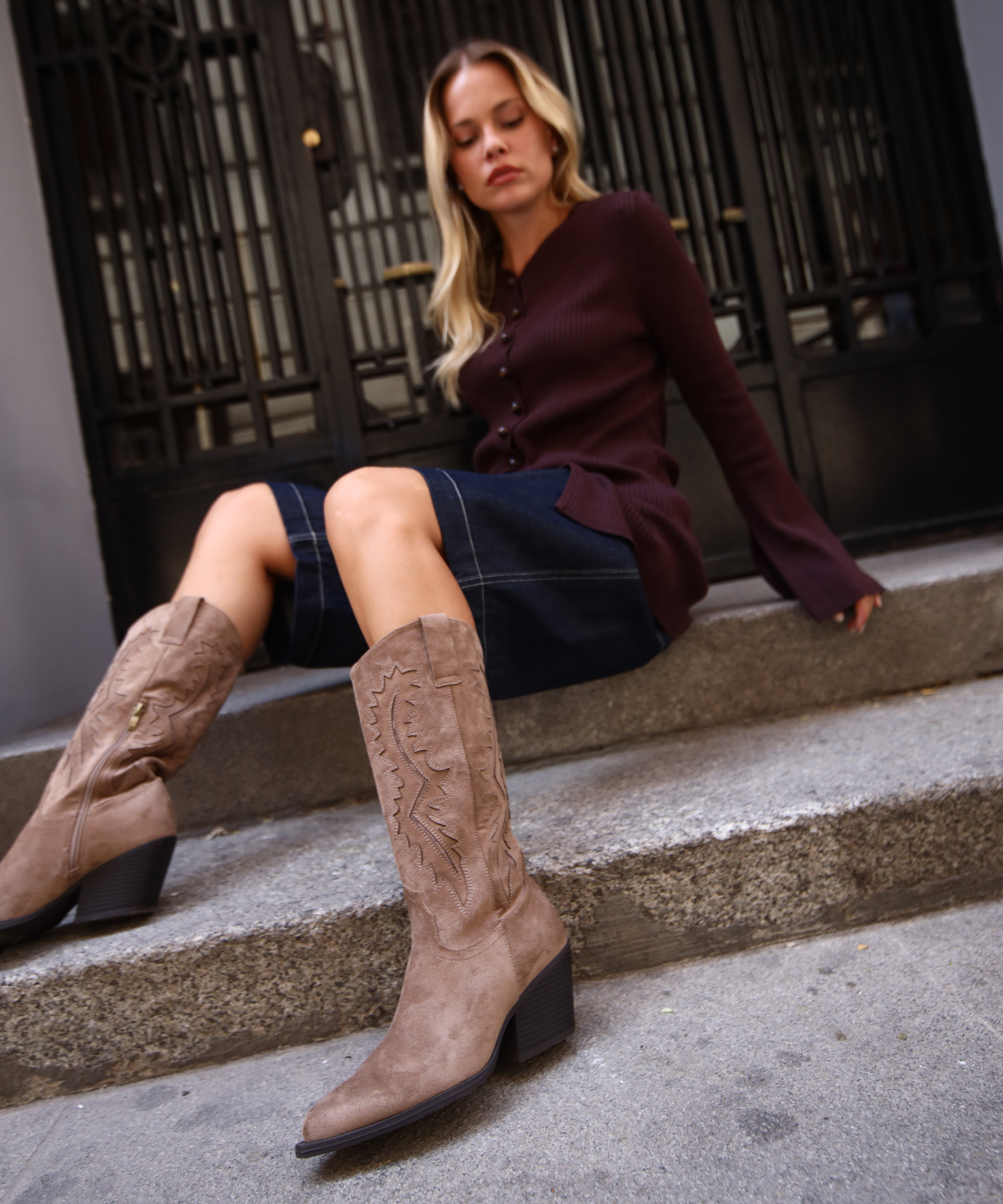 Botas cowboy bordado media caña tacón  image number null